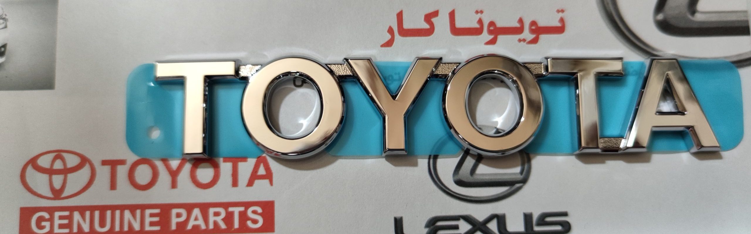 آرم TOYOTA روی درب صندوق راوفور